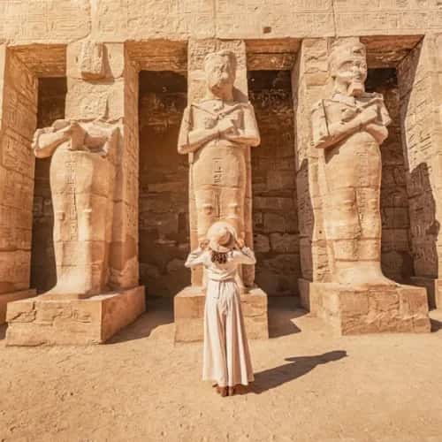 Una donna davanti il tempio di luxor , Luxor egitto