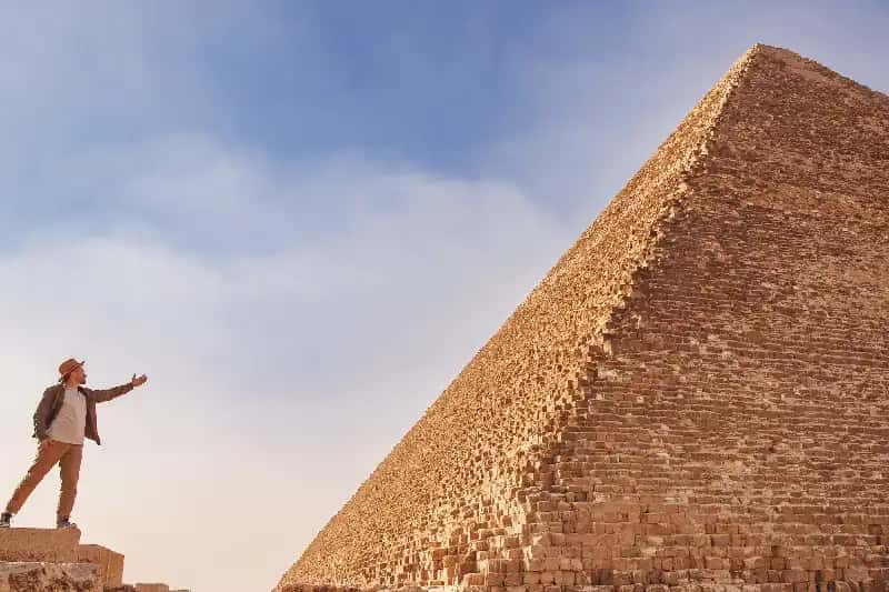 un uomo accanto le piramide , crociera sul nilo e sharm el sheikh
