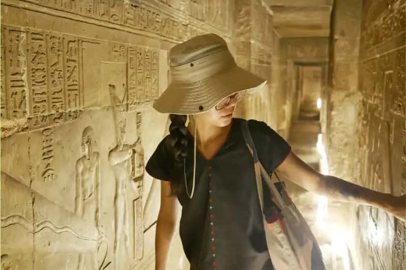 una donna dentro la valle dei re , vacanza egitto piramidi e mare