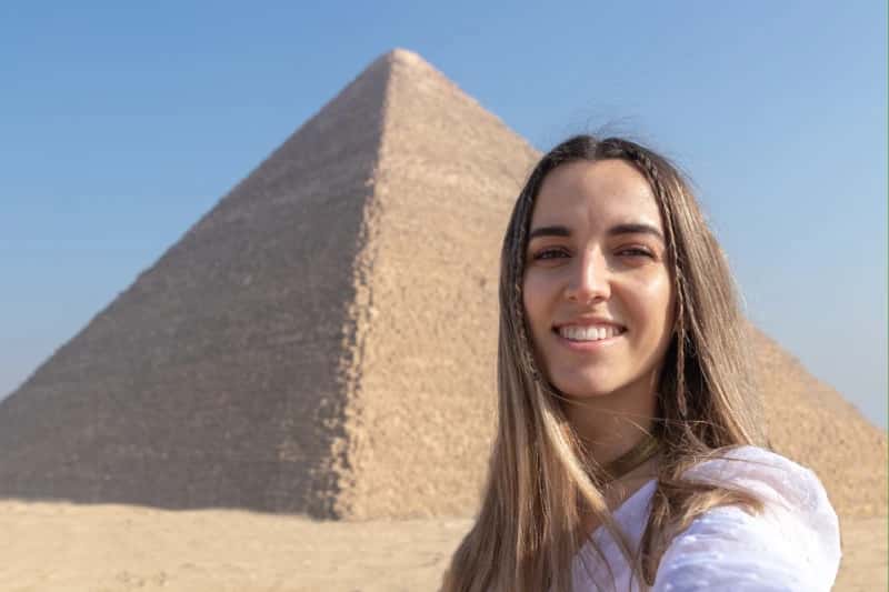 una donna davanti la piramide , tour cairo