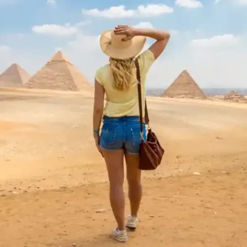 una turista nelle piramidi di giza , egitto consigli di viaggio