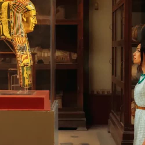 una donna nel museo egizio del cairo, musei del cairo