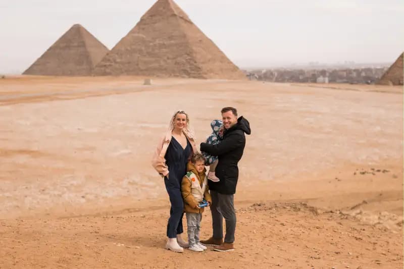 una famiglia davanti le piramidi , crociera sul nilo e sharm elsheikh