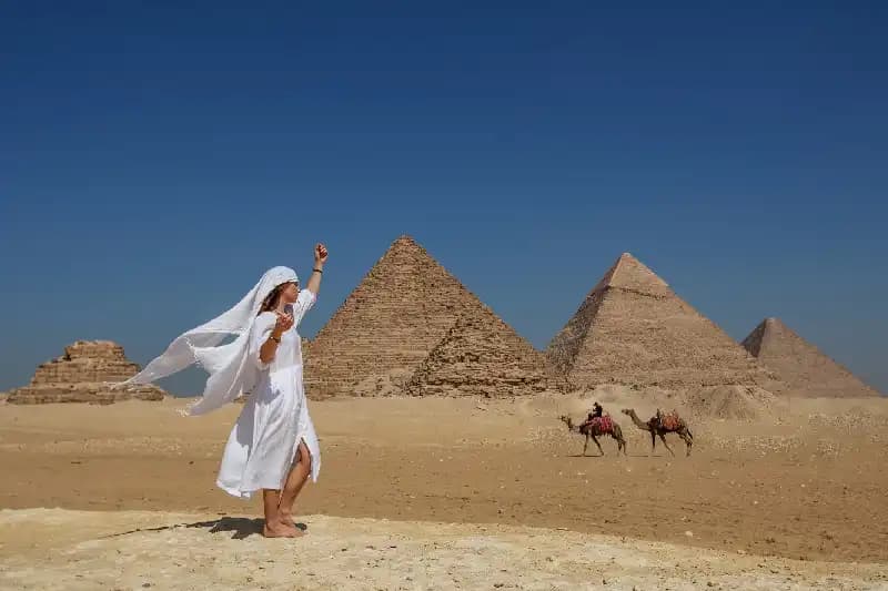 una donna nella pianura delle piramidi , crociera sul nilo e piramidi