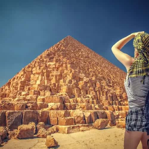 una donna ammira la piramide , cose da vedere in Egitto 