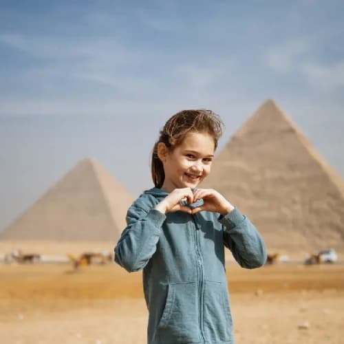 una bambina nelle piramidi, egitto a febbraio una bambina nelle piramidi, egitto a febbraio