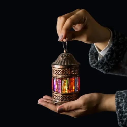 Mano femminile che tiene la lanterna del Ramadan, ramadan egitto Mano femminile che tiene la lanterna del Ramadan, ramadan egitto