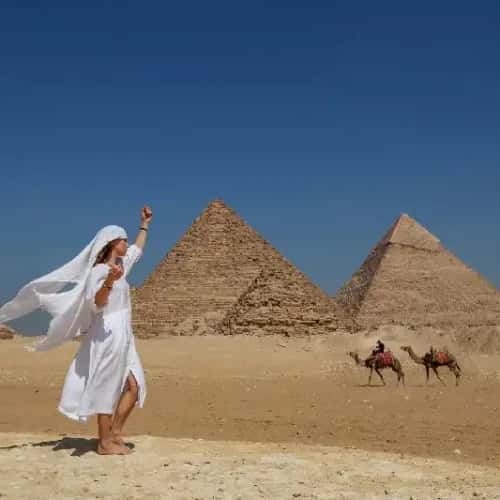 una donna nella pianura delle piramidi , crociera sul nilo e piramidi