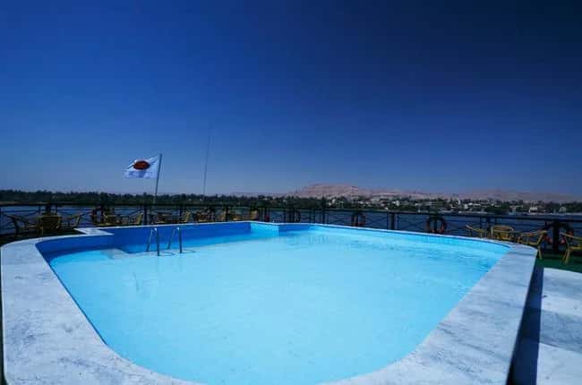 la piscina a bordo crown jewel motonave la piscina a bordo crown jewel motonave