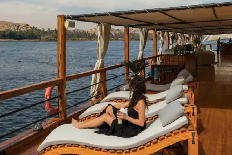 una donna al sundeck di dahabeya , crociera sul nilo lusso una donna al sundeck di dahabeya , crociera sul nilo lusso