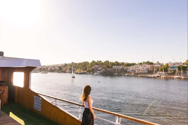 una donna a bordo della crociera dagabeya nuut, crociera sul nilo lusso una donna a bordo della crociera dagabeya nuut, crociera sul nilo lusso