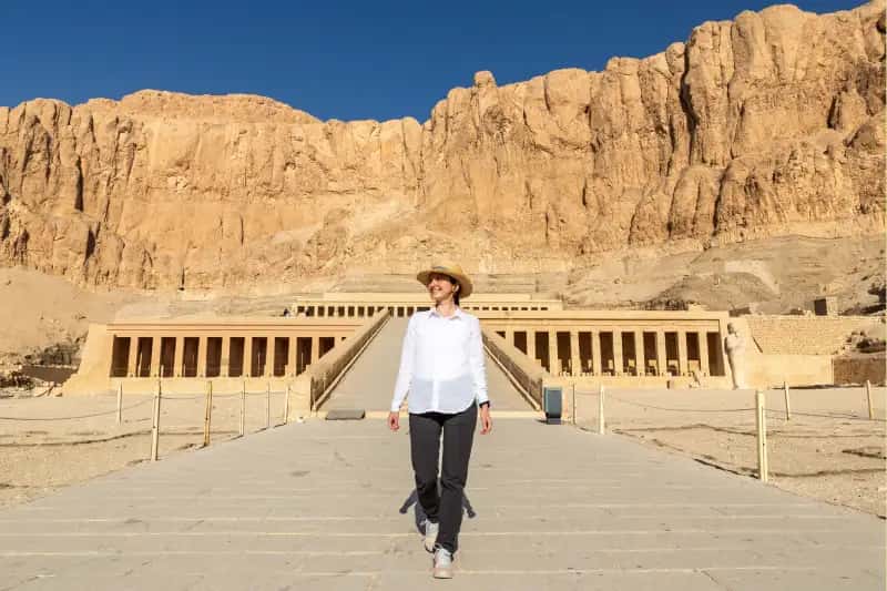 una donna davanti il tempio di hatshepsut, crociera sul nilo e piramidi una donna davanti il tempio di hatshepsut, crociera sul nilo e piramidi