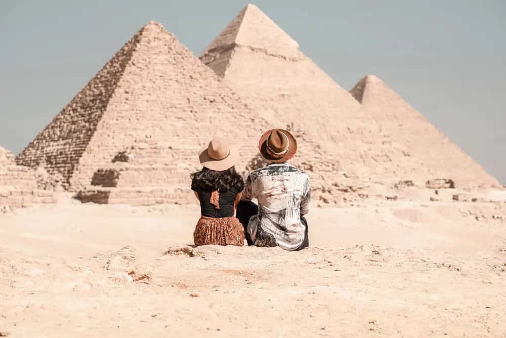 Donna e uomo nelle piramidi , crociera sul nilo e piramidi Donna e uomo nelle piramidi , crociera sul nilo e piramidi