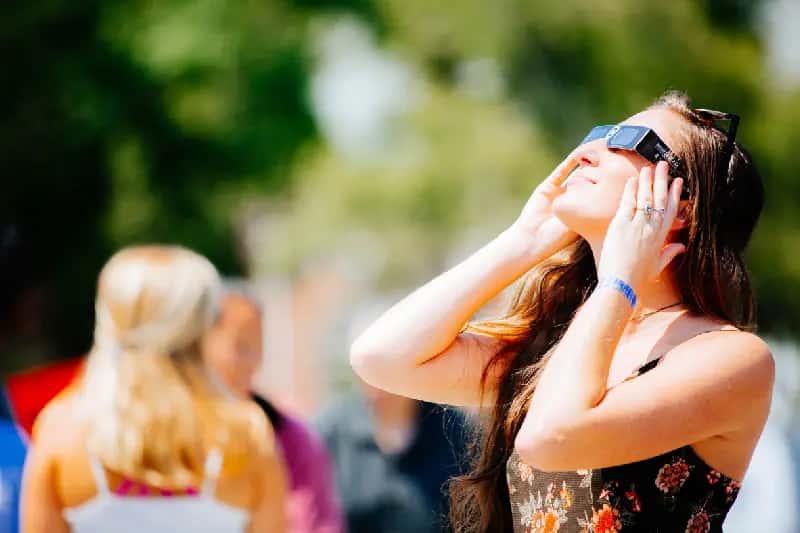 una donna guarda gli eclissi , eclissi solare a luxor 2027 una donna guarda gli eclissi , eclissi solare a luxor 2027