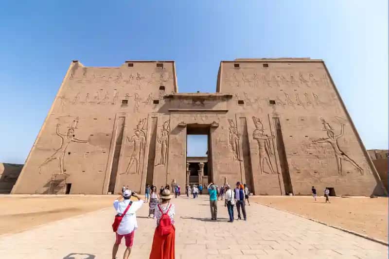 turisti nel tempio di edfu , eclissi solare a luxor 2027 turisti nel tempio di edfu , eclissi solare a luxor 2027