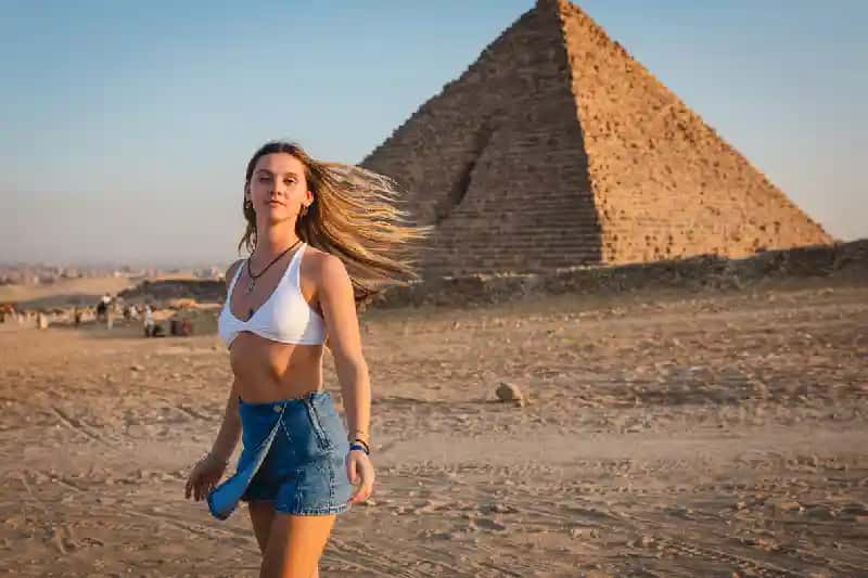 una turista nelle piramidi di giza , eclissi solare a luxor 2027 una turista nelle piramidi di giza , eclissi solare a luxor 2027