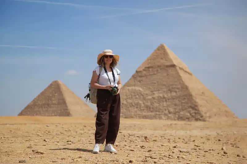 una donna davanti la piramide , tour cairo una donna davanti la piramide , tour cairo