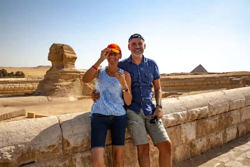 una coppia nelle piramidi , vacanza di natale in Egitto una coppia nelle piramidi , vacanza di natale in Egitto