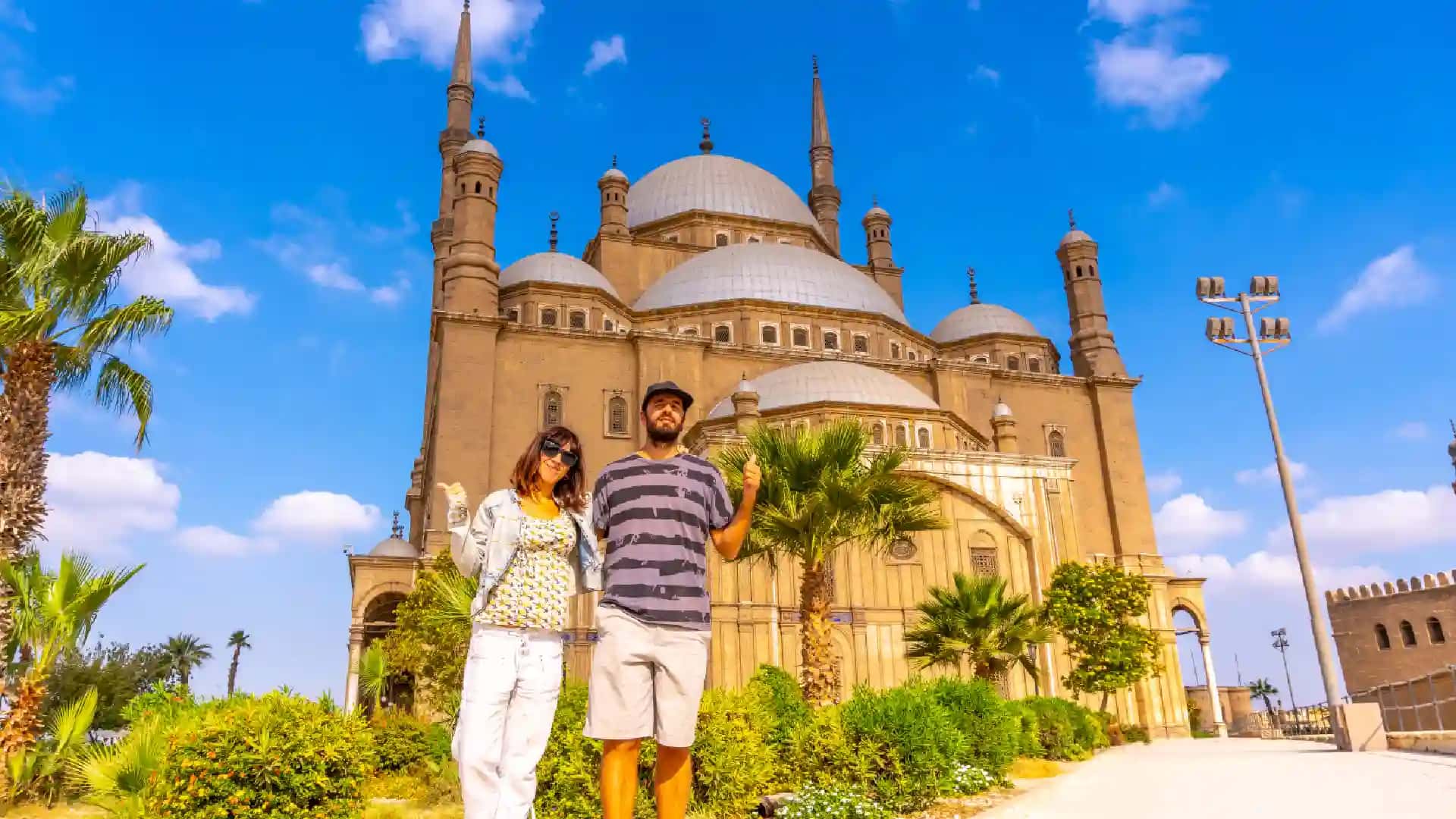 una coppia nella moschea di muhammed ali , natale al cairo una coppia nella moschea di muhammed ali , natale al cairo