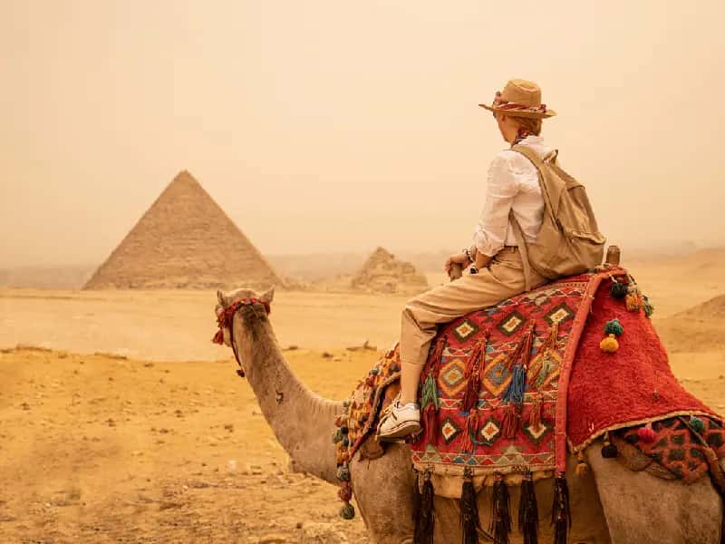 donna sul cammello,egitto pasqua 2025 donna sul cammello,egitto pasqua 2025
