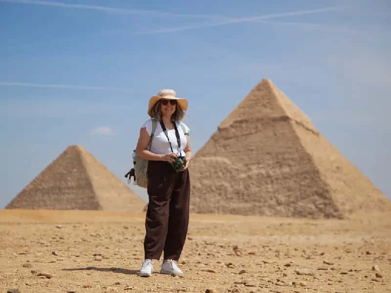 Donna nelle piramidi di Gaiza, Tour Egitto Classico Donna nelle piramidi di Gaiza, Tour Egitto Classico