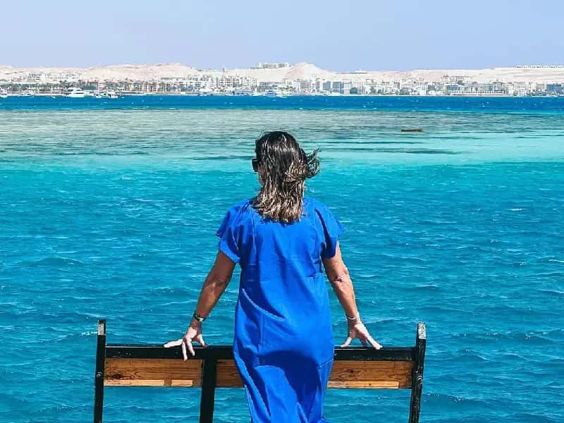 una donna al mare , andare in egitto ad agosto una donna al mare , andare in egitto ad agosto