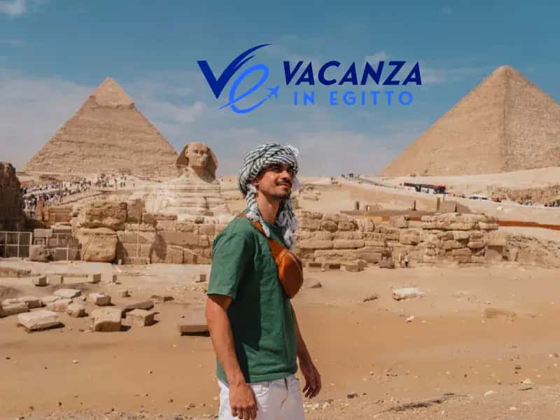 una donna visita le piramidi, andare in egitto ad agosto una donna visita le piramidi, andare in egitto ad agosto