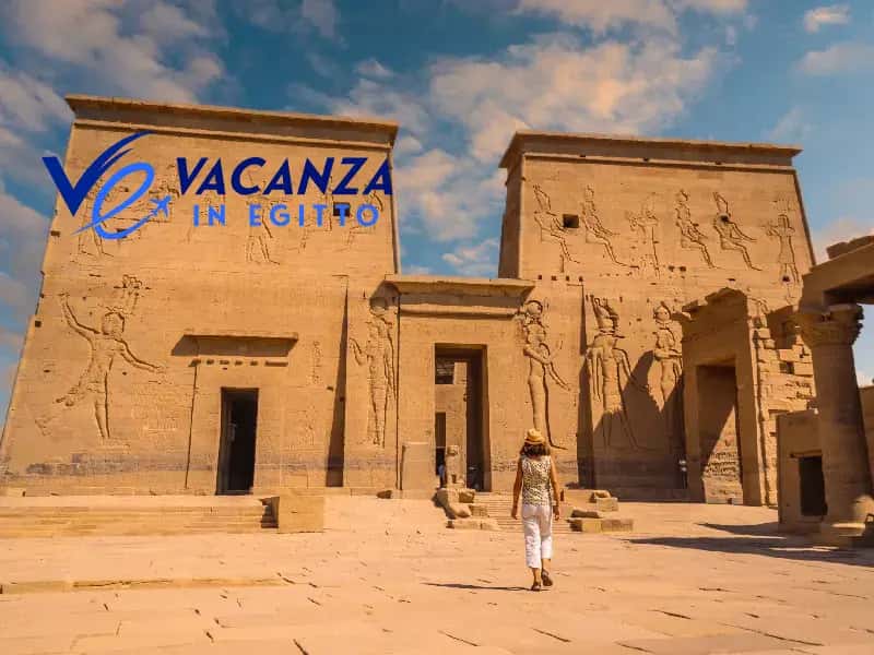 Donna nel Tempio di Edfu , tour egitto classico Donna nel Tempio di Edfu , tour egitto classico