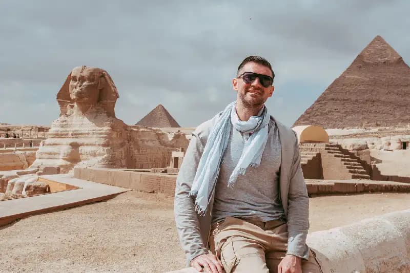 Uomo nella pianura delle piramidi , crociera sul nilo e piramidi Uomo nella pianura delle piramidi , crociera sul nilo e piramidi
