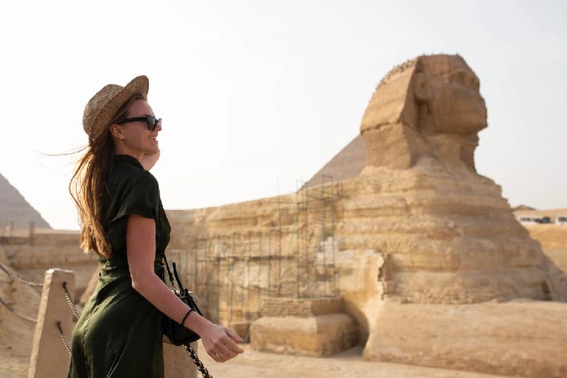 una donna davanti la sfinge, tour cairo una donna davanti la sfinge, tour cairo