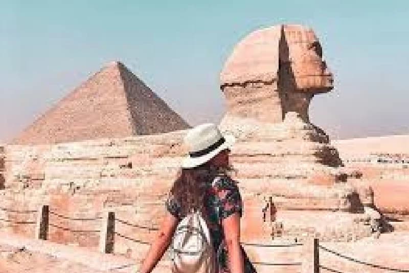 una turista davanti la sfinge , natale al cairo una turista davanti la sfinge , natale al cairo