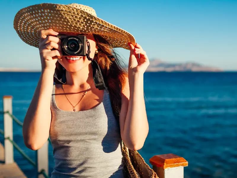 donna scatta un foto, Vacanze Egitto Pasqua donna scatta un foto, Vacanze Egitto Pasqua