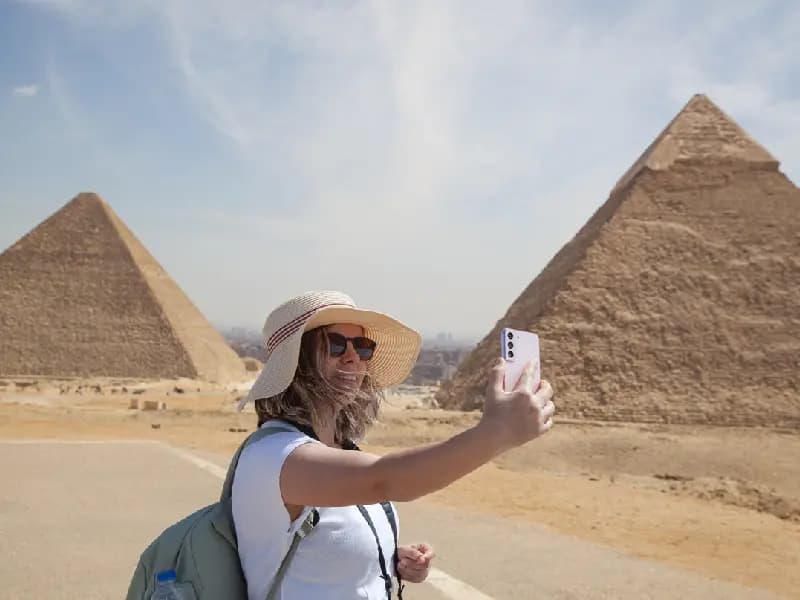 Donna nelle piramidi, Pasqua Egitto vacanza Donna nelle piramidi, Pasqua Egitto vacanza